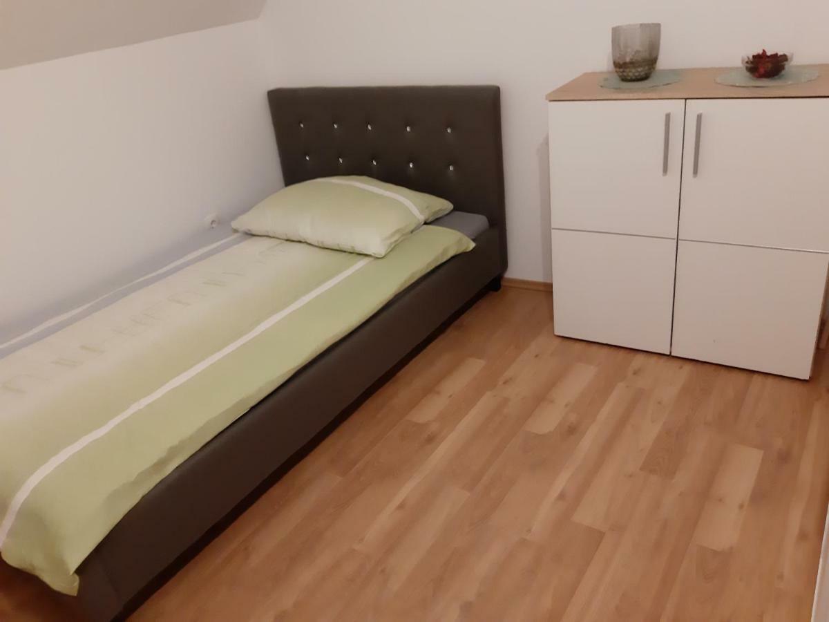 Privatzimmer Roland Hutten Екстер'єр фото
