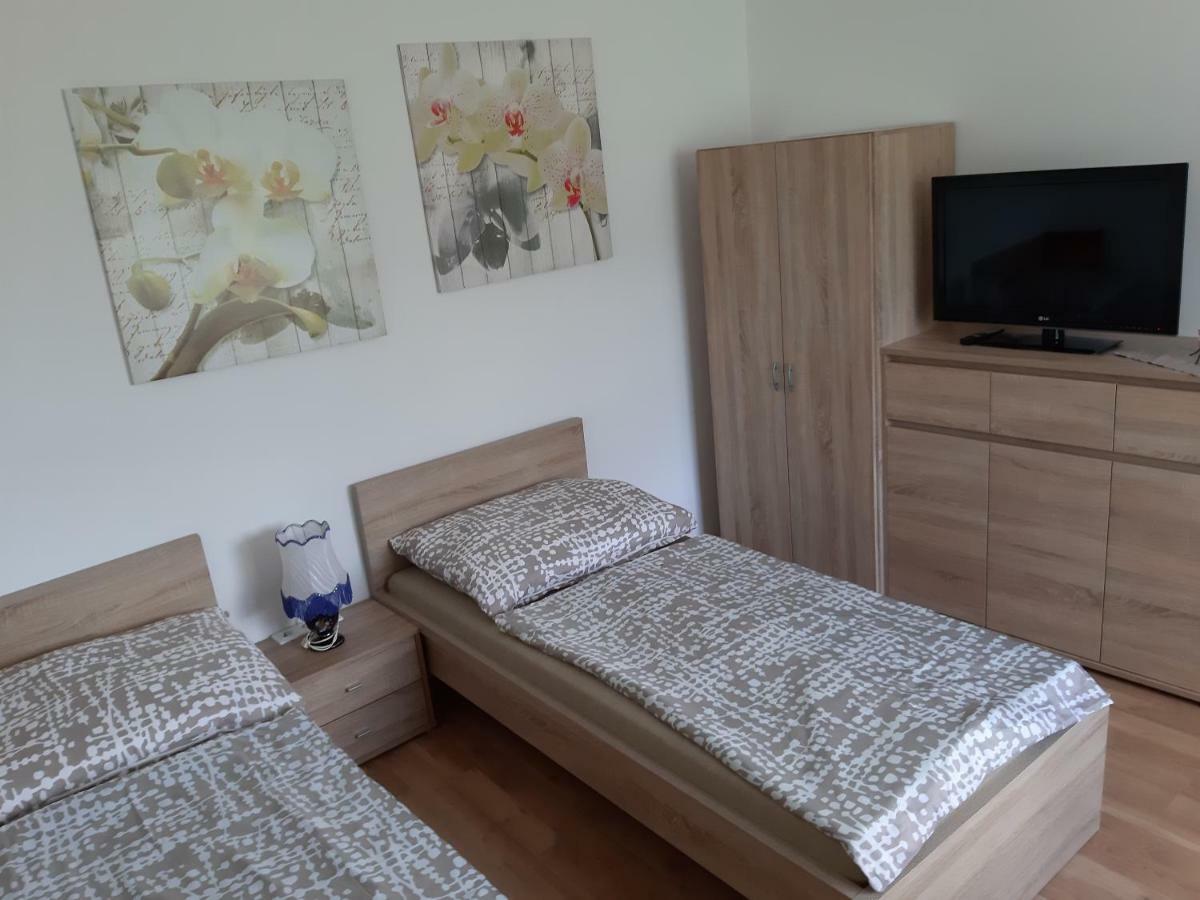 Privatzimmer Roland Hutten Екстер'єр фото